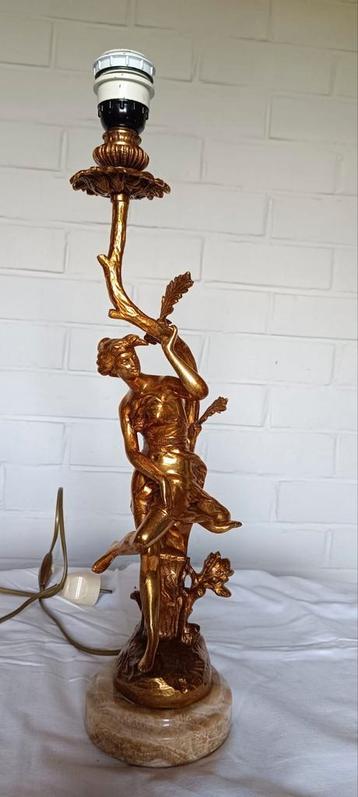 Prachtige antieke lamp beschikbaar voor biedingen