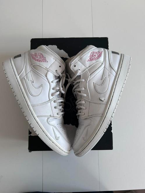 Air Jordan 1 MID “Swoosh on tour 2020”, Kleding | Heren, Schoenen, Zo goed als nieuw, Sneakers, Wit, Ophalen of Verzenden