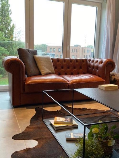 Nieuwe handgemaakte cognac Chesterfield bank 2 meter breed, Maison & Meubles, Canapés | Salons, Comme neuf, Banc droit, Deux personnes