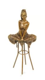 Statue en bronze d'une dame sur une chaise de bar LIVRAISON, Antiquités & Art, Envoi, Bronze