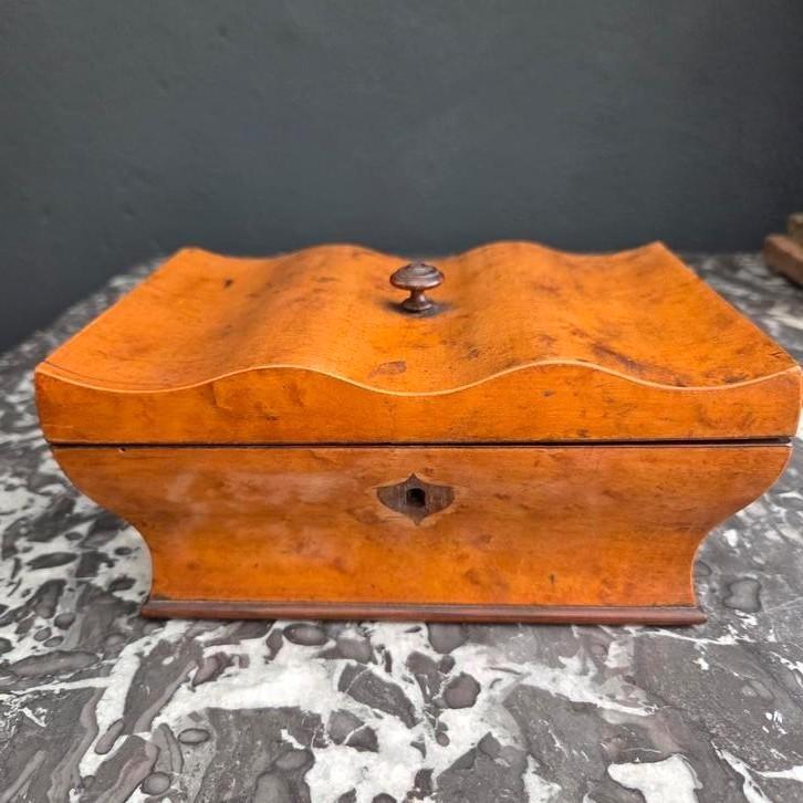 Notenhouten antieke sieradendoos, Antiek en Kunst, Antiek | Overige Antiek, Ophalen of Verzenden