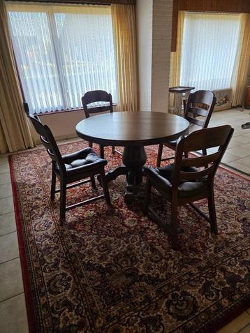Zeer zware eiken tafel met 4 stoelen in leer bekleed beschikbaar voor biedingen