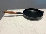 Le Creuset koekenpan 24 cm mat zwart, in heel goede staat, Gietijzer, Ophalen of Verzenden, Zo goed als nieuw, Keramische plaat