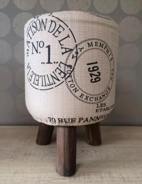 NIEUW! Gestoffeerde krukjes met houten poten (set van 2), Huis en Inrichting, Krukjes, Nieuw, Hout, Ophalen of Verzenden