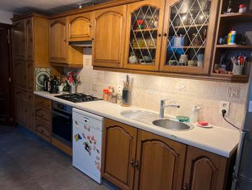 Gratis keuken met kookvuur, dampkap en wasbak beschikbaar voor biedingen