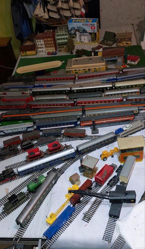 Lot HO trains, rails, décors, relais électrique et transfos, Hobby en Vrije tijd, Modeltreinen | Overige schalen, Zo goed als nieuw