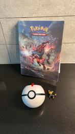 Mapje met pokemonkaarten + pokeball met figuurtje, Ophalen, Zo goed als nieuw