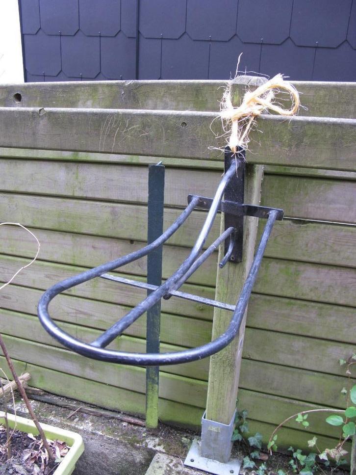 Porte-selle en métal noir, Dieren en Toebehoren, Paarden en Pony's | Overige Paardenspullen, Gebruikt, Ophalen