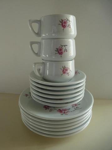 SACHETS ET ASSIETTES À CAFÉ VINTAGE en porcelaine de Baudour, Enlèvement ou Envoi, Comme neuf, Autres types