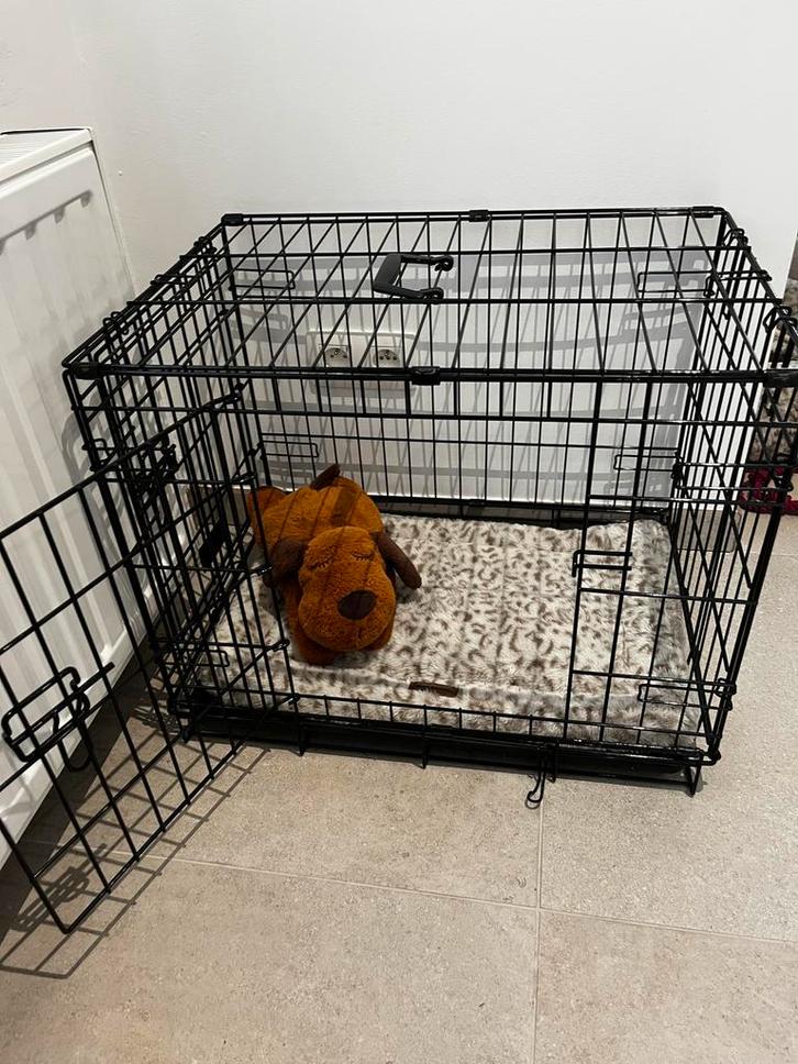 Zwarte bench, Dieren en Toebehoren, Hondenbenches, Zo goed als nieuw, Ophalen