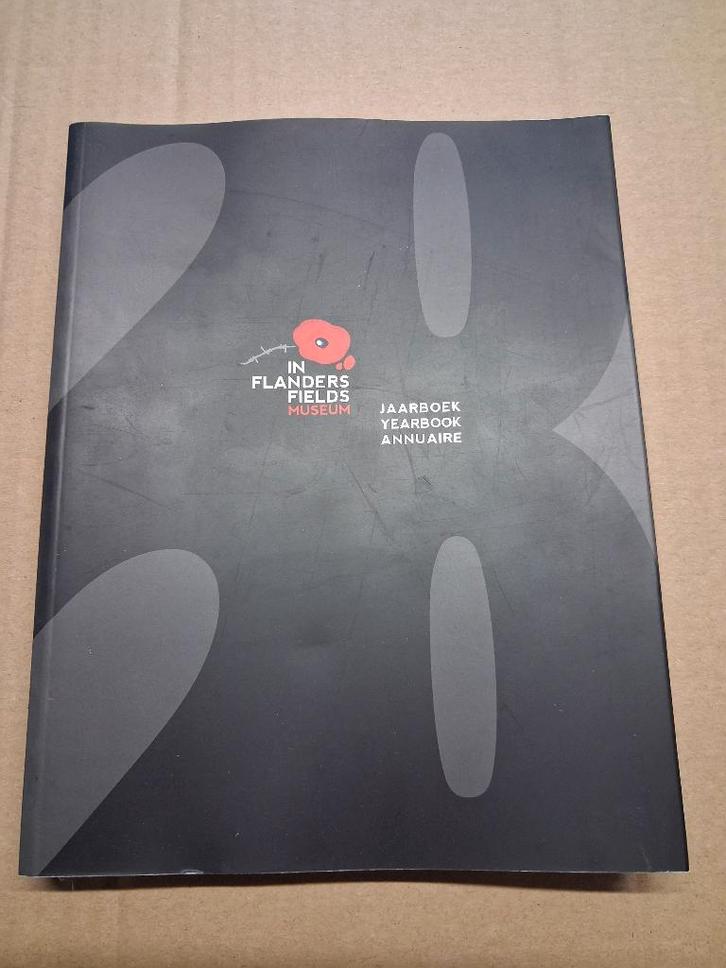 livre FLANDERS FIELDS., Collections, Objets militaires | Général, Armée de terre, Enlèvement ou Envoi