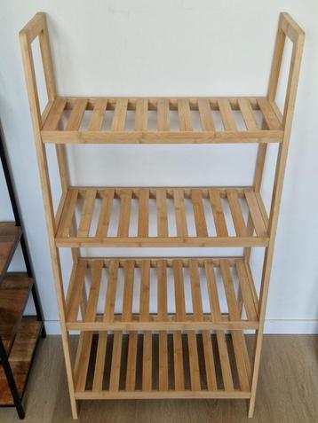 Bamboe rek beschikbaar voor biedingen
