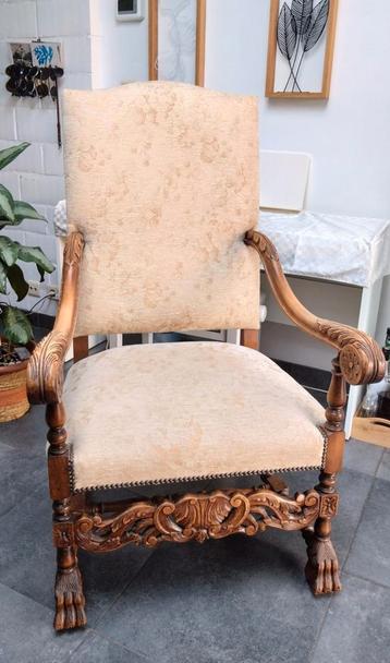 Antieke fauteuil in hardhout en springveren in het zitvlak beschikbaar voor biedingen