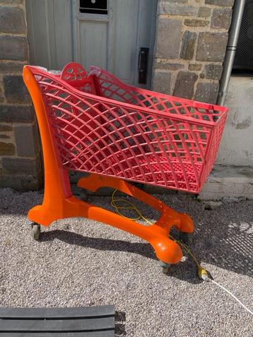 Caddie en plastique orange beschikbaar voor biedingen
