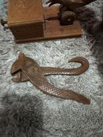 Notenkraker. + sigarettenhouder. Houtjaar, Antiek en Kunst, Ophalen