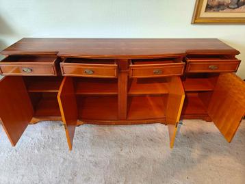 Klassieke houten dressoir / buffetkast in topstaat beschikbaar voor biedingen