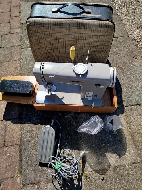 Goedwerkende Pfaff 9 met accessoires €20, Hobby en Vrije tijd, Naaimachines en Toebehoren, Gebruikt, Naaimachine, Pfaff, Industrieel