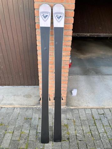 Skis alpins beschikbaar voor biedingen