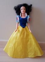 Barbie disney prinses sneeuwwitje, Enfants & Bébés, Jouets | Poupées, Comme neuf, Enlèvement ou Envoi, Barbie