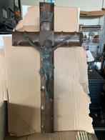 Oud houten kruisbeeld met koperen jezus, Ophalen