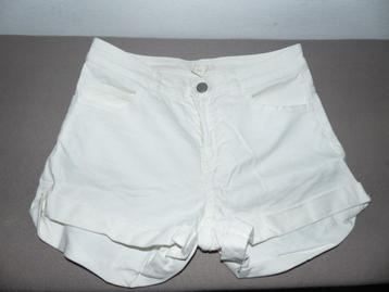 H&M wit shortje - maat 34, Kleding | Dames, H&M, Wit, Ophalen of Verzenden, Zo goed als nieuw