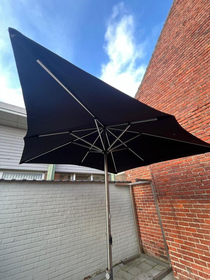Staanparasol in grijs aluminium met zwarte parasoldoek, Tuin en Terras, Parasols, Gebruikt, Stokparasol, 1 tot 2 meter, Ophalen