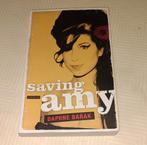 Saving Amy van Daphne Barak, Livres, Biographies, Comme neuf, Enlèvement ou Envoi, Cinéma, TV et Média