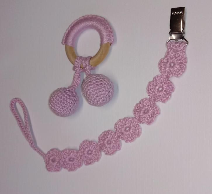 Roos gehaakte speenkoord bloem en houten bijtring. Nieuw, Hobby en Vrije tijd, Breien en Haken, Nieuw, Ophalen of Verzenden