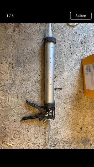 Silconen spuit met siliconen beschikbaar voor biedingen