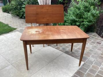 tafel in scandinavisse stijl beschikbaar voor biedingen