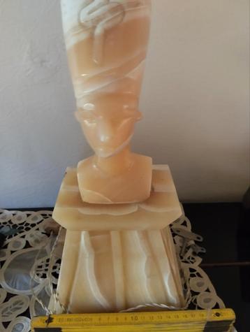 Egyptische statuut,beeld,buste albast Farao Nefertiti godin beschikbaar voor biedingen