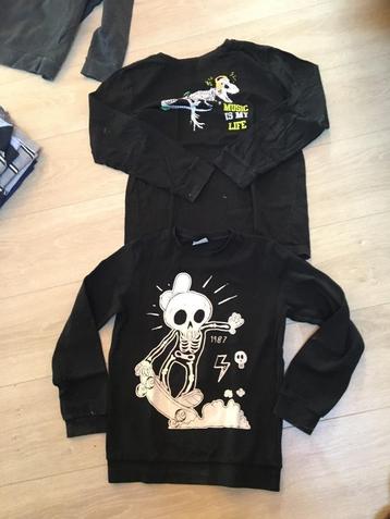 HAllOWEEN 2 longsleeves skelet 134 beschikbaar voor biedingen