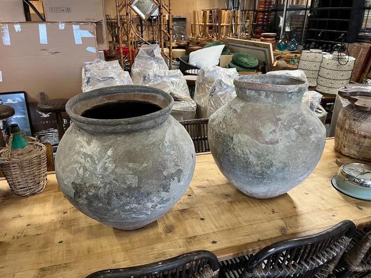 2 Oude Stenen Vazen staat mooi in Sober/Landelijk Interieur, Antiek en Kunst, Antiek | Keramiek en Aardewerk, Ophalen of Verzenden