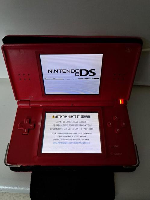 Rode DS-console met hoesje.zonder stylus, oplader en games., Games en Spelcomputers, Spelcomputers | Nintendo DS, Zo goed als nieuw