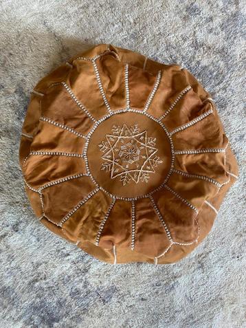 Comfortabele leren poef in Marrakesh-stijl beschikbaar voor biedingen