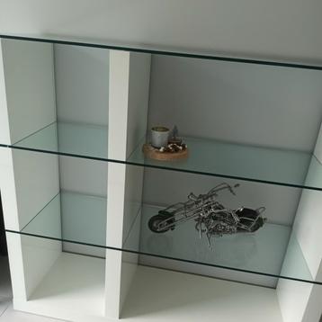 Moderne vitrinekast beschikbaar voor biedingen