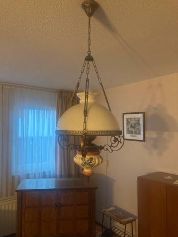 Grote hanglamp petroleumstijl, messing, keramiek, melkglas beschikbaar voor biedingen