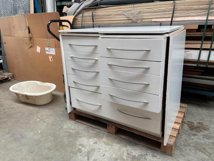 Handige Commode met Ingebouwd Babybadje – Wit – Opbergruimte, Kinderen en Baby's, Kinderkamer | Commodes en Kasten, Gebruikt, Commode