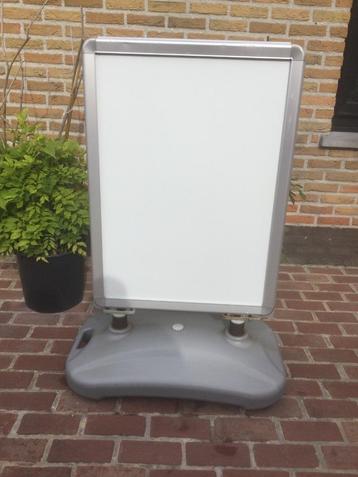 Stoepbord met geveerde voet. beschikbaar voor biedingen