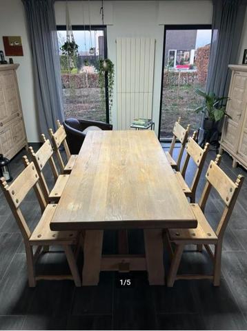 Eiken tafel en 6 stoelen beschikbaar voor biedingen