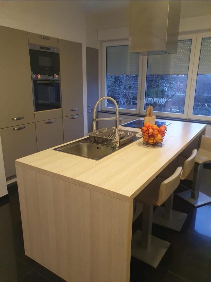 Modern uitgeruste keuken met centraal eiland, Huis en Inrichting, Keuken | Complete keukens, Zo goed als nieuw, Grijs, Met kookeiland