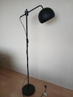 Zwarte staanlamp, Huis en Inrichting, Lampen | Vloerlampen, Ophalen, Zo goed als nieuw, Modern industrieel, Metaal