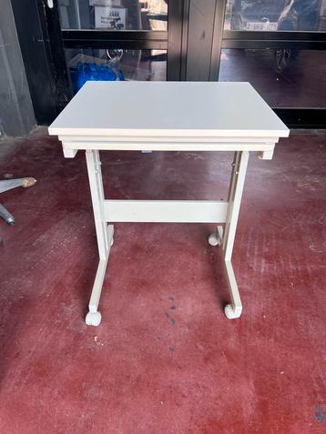 Witte (computer) tafel op wieltjes gratis af te halen, Enlèvement, Utilisé