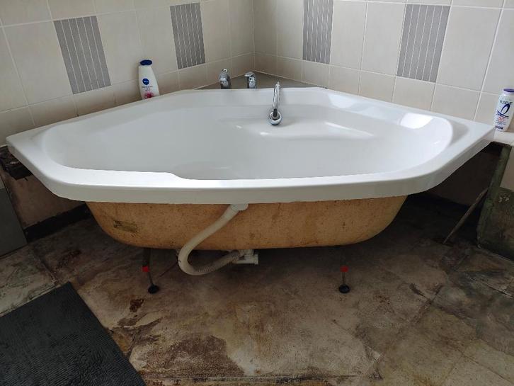 GRATIS hoekbad, Doe-het-zelf en Bouw, Sanitair, Gebruikt, Bad, Ophalen