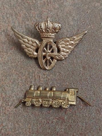 Twee emblemen voor kepies van de NMBS / SNCB. beschikbaar voor biedingen