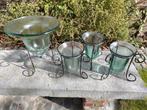Metalen plantenstaanders met glazen stolp