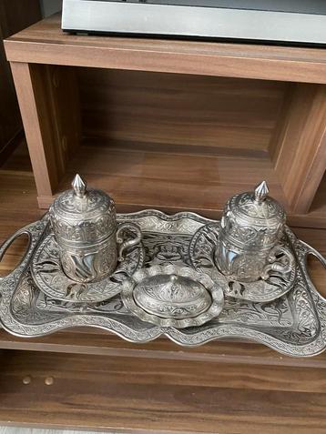Turkse koffie bekers in tin met dienblad beschikbaar voor biedingen