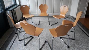 7 chaises vintage en bois et métal, empilables beschikbaar voor biedingen