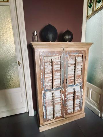 Kast met Luiken beschikbaar voor biedingen