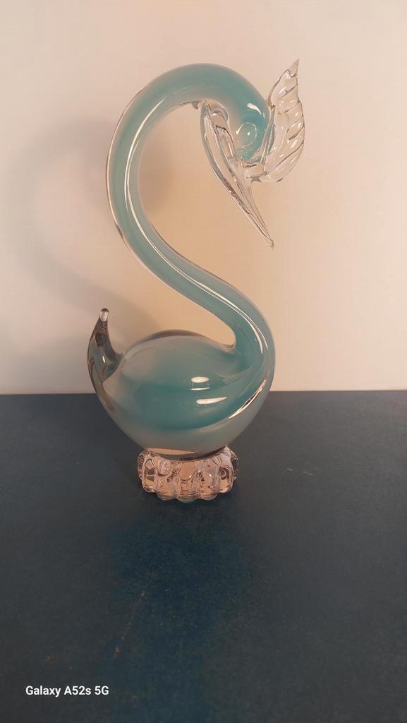 Een prachtige zwaan in helderblauw., Antiek en Kunst, Antiek | Glaswerk en Kristal, Ophalen of Verzenden